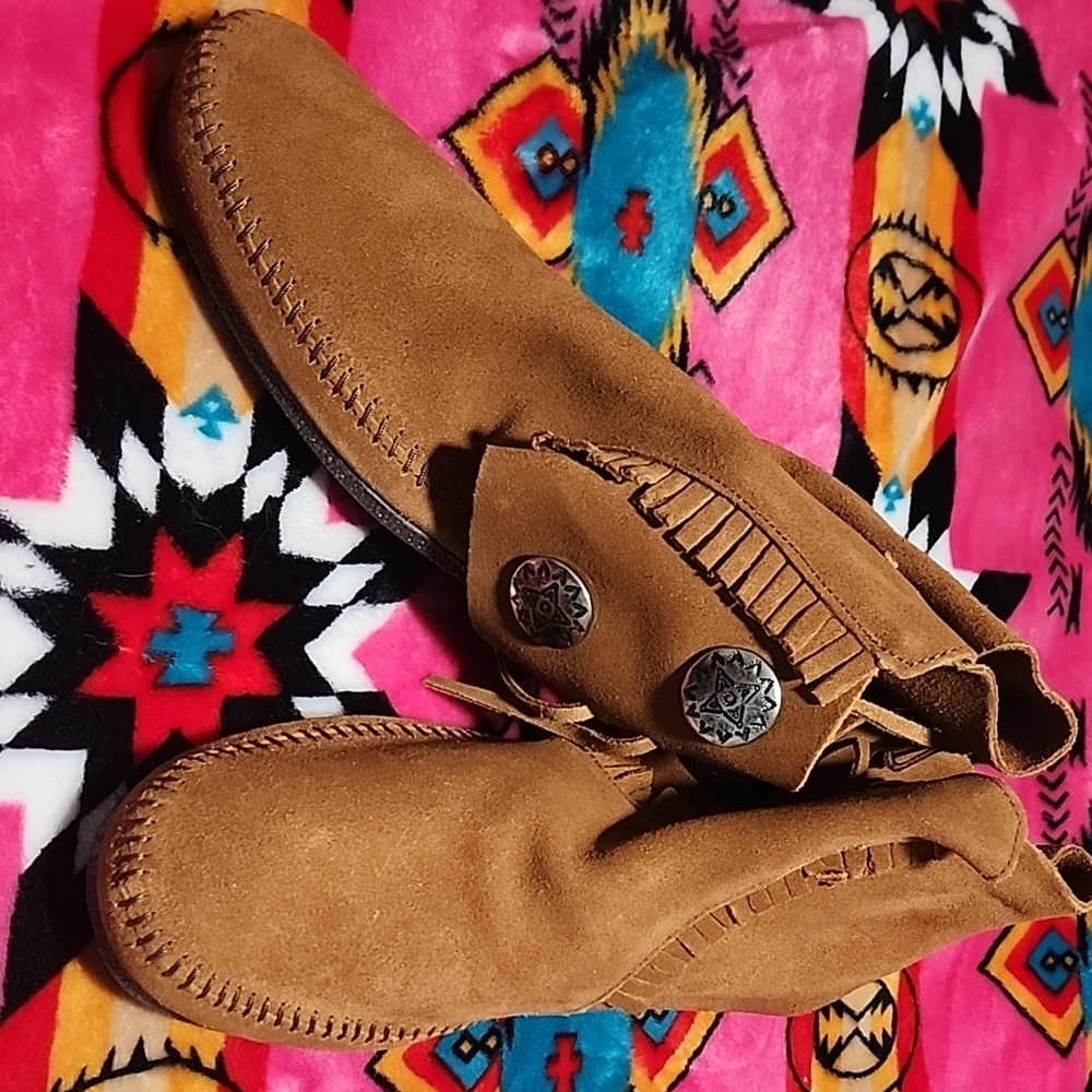 Minnetonka mens two button hardsole